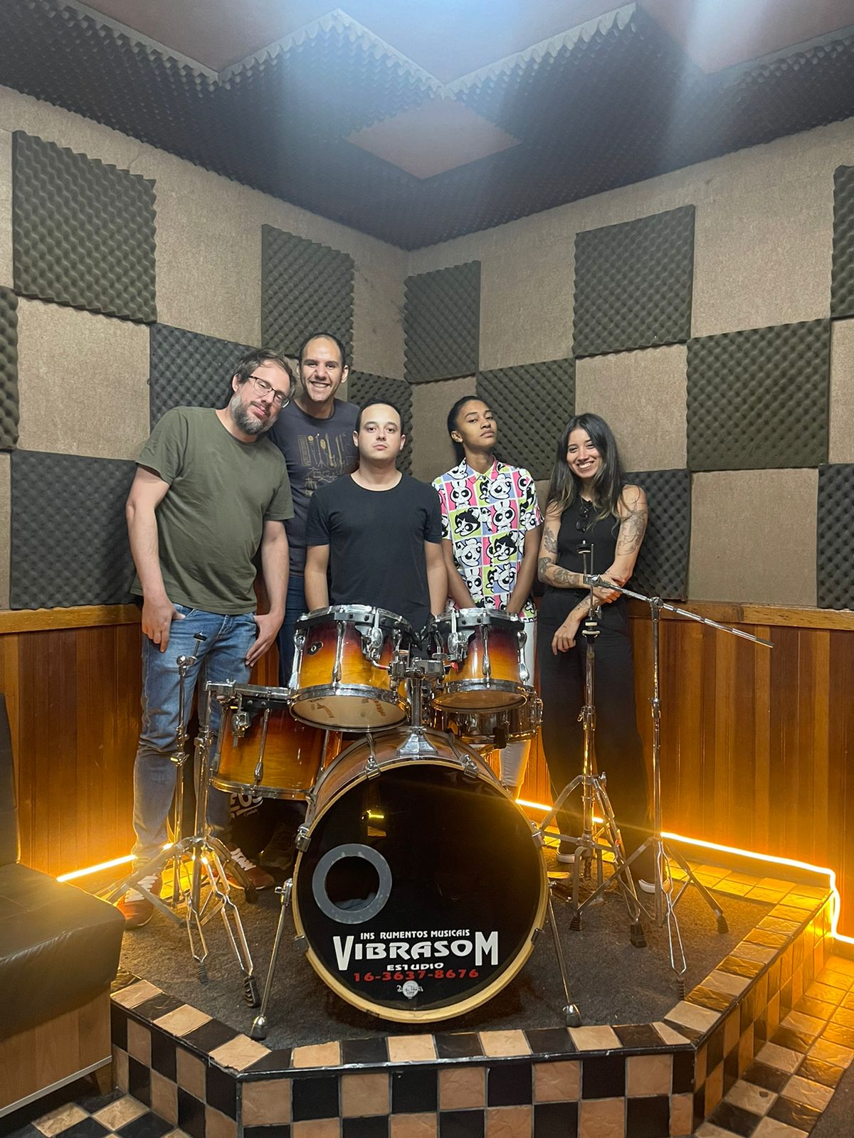 Equipe Harmony Base no estúdio